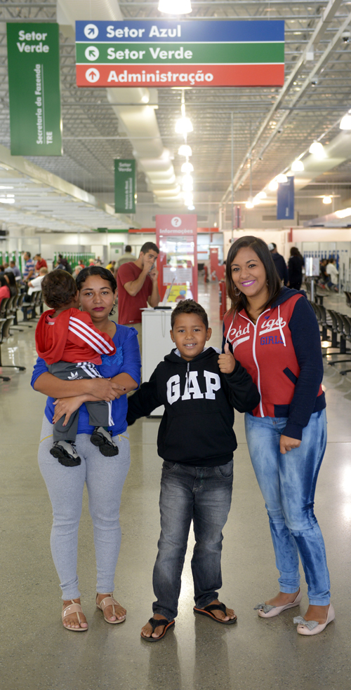 Foto com uma família no Poupatempo